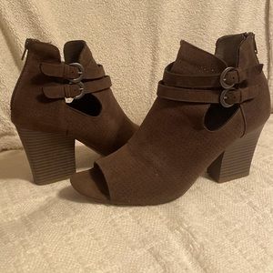 3” Heeled boot w/decorative buckled straps